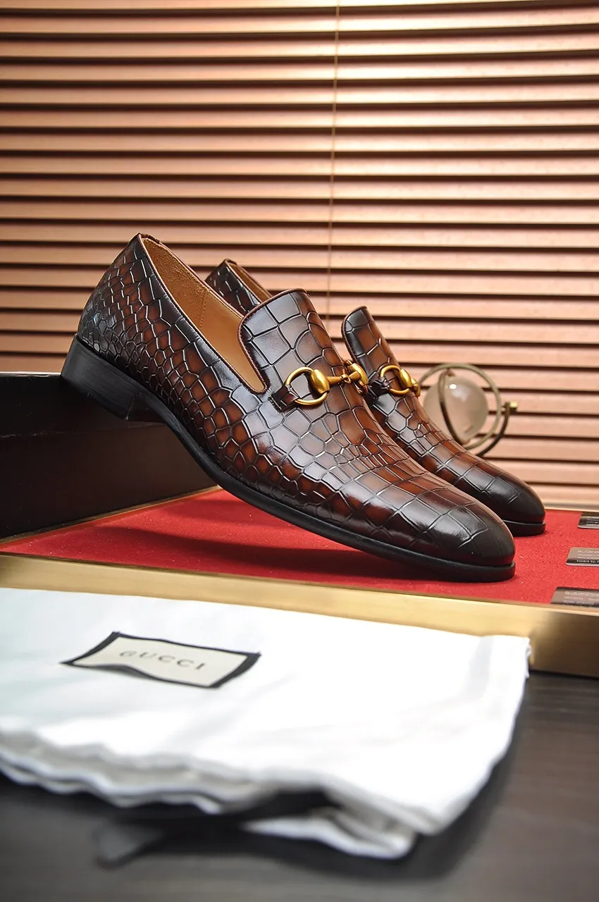 Men's shoes💰560💶Italy's top luxury men's shoe giant (GUCCI) (Gucci) (full cowhide lining) new arrival🍃Original European style🔰 Pleasant to the eye😍In order to make the shoes more durable and non-deformable🌀The production continues to follow traditional methods but there is still no lack of innovation💪Choose original sheepskin for the leather♻️ Smooth and natural And extra bright ⭐Made of imported cowhide, the first choice of rich people 38-45 (45 customized)
